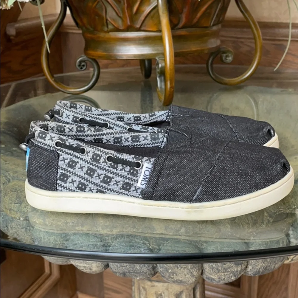 TOMS Black Denim Shoes Skull & Cross Bones Youth Unisex Slip-Ons Sz 2